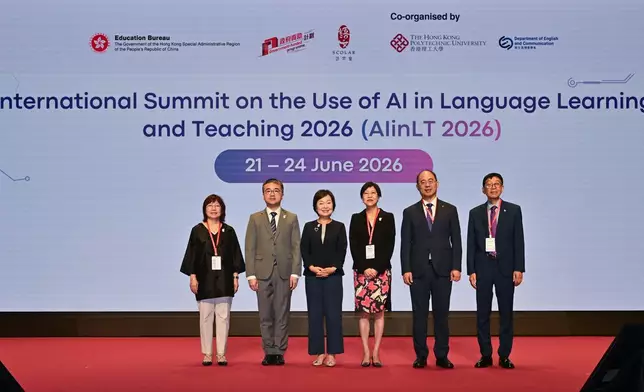 2026人工智能在語文的學與教應用國際高峰會上，教育局局長蔡若蓮(左三)和眾嘉賓合照。政府新聞處圖片