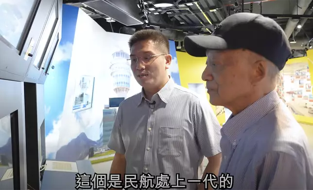 Michael與父親。公務員事務局FB影片截圖