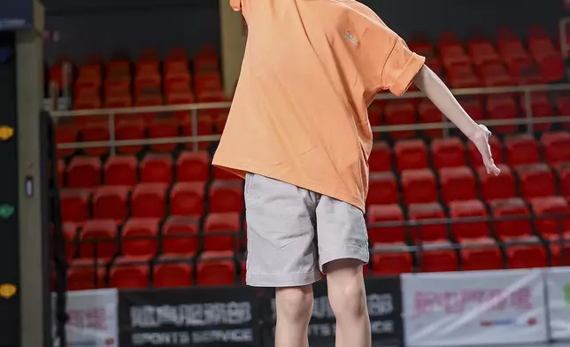 小朋友在平衡板上訓練核心力量與重心控制