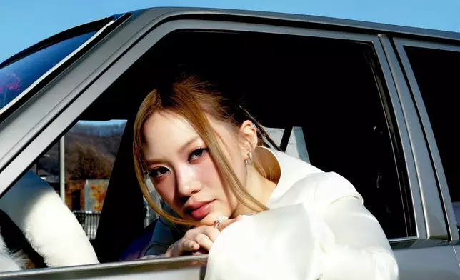 甄濟如將於6月26日推出全新單曲《Rolling with you》。