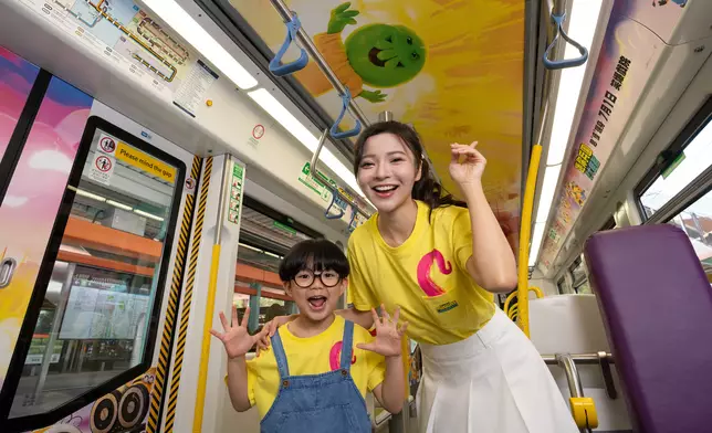 粉絲只需$88購買「輕鐵旅遊證」套裝，即可乘搭主題列車一次。