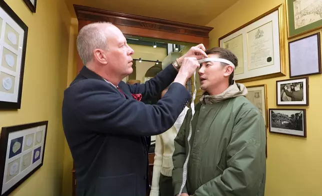 兩位主持是次戴帽體驗相當有趣，而體驗結果係，洪永城好唔襯頂禮帽咯，度身訂造都係咁話。