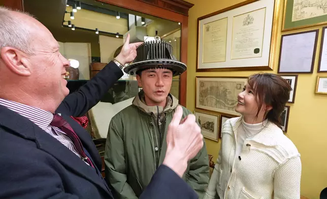 兩位主持是次戴帽體驗相當有趣，而體驗結果係，洪永城好唔襯頂禮帽咯，度身訂造都係咁話。