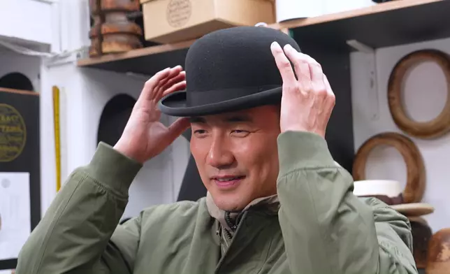 兩位主持是次戴帽體驗相當有趣，而體驗結果係，洪永城好唔襯頂禮帽咯，度身訂造都係咁話。