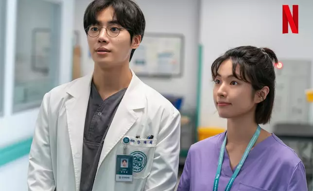 秋泳愚飾醫生楊載源、賀營飾護士千薔薇。NetflixKorea圖片