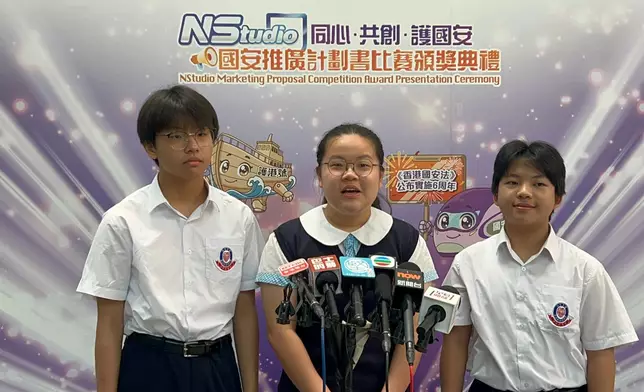 （左起）博愛醫院歷屆總理聯誼會梁省德中學的中三學生葉堉明、徐驊美、周祉信。巴士的報記者攝
