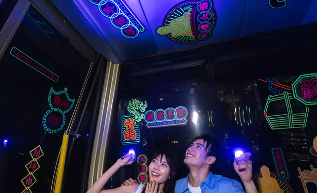 每位夜間賓客將獲贈小型紫外光電筒，即可解鎖不同角落的螢光圖案。昂坪360供圖