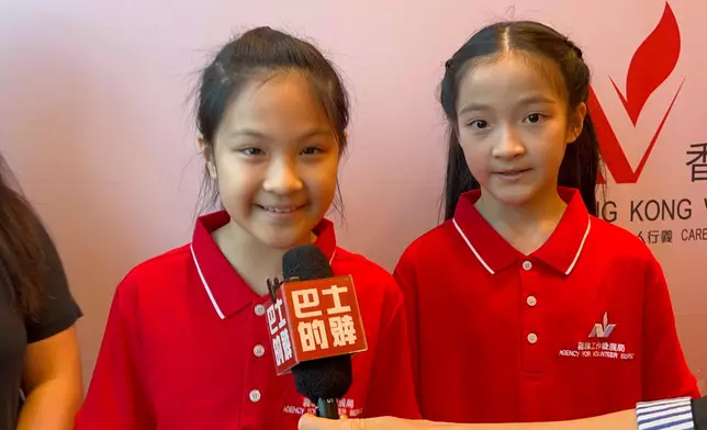 10歲雙胞胎姊妹馮凱恩（左）和馮凱賢（右）。巴士的報記者攝