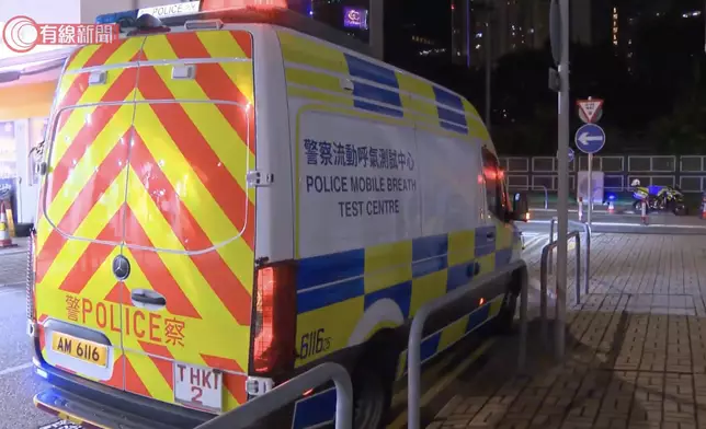 14歲非華裔少年疑遵醉酒父親指示駕車接載 ，涉無牌駕駛被捕。有線新聞截圖