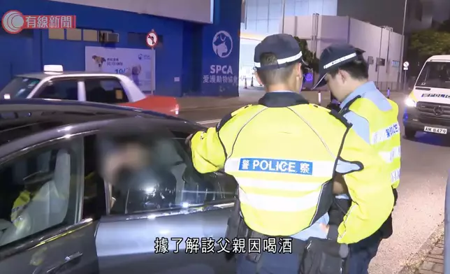 14歲非華裔少年疑遵醉酒父親指示駕車接載 ，涉無牌駕駛被捕。有線新聞截圖