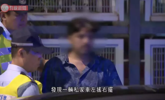 14歲非華裔少年疑遵醉酒父親指示駕車接載 ，涉無牌駕駛被捕。有線新聞截圖