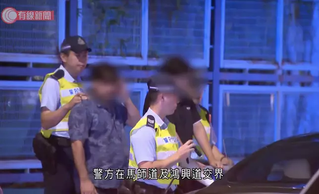 14歲非華裔少年疑遵醉酒父親指示駕車接載 ，涉無牌駕駛被捕。有線新聞截圖