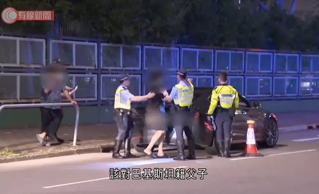 14歲非華裔少年疑遵醉酒父親指示駕車接載 ，涉無牌駕駛被捕。有線新聞截圖