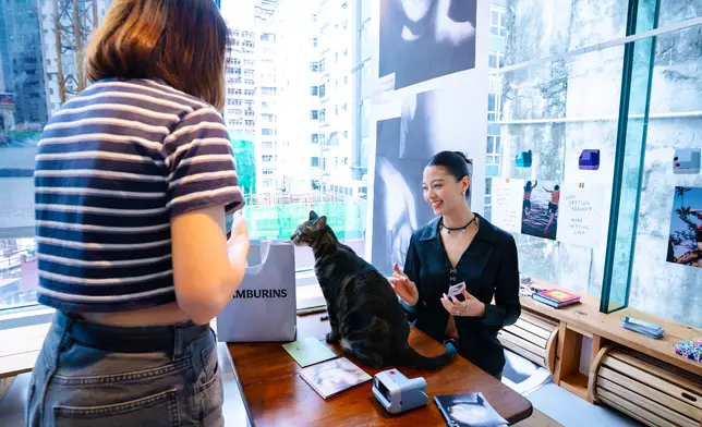 一名女粉絲送上兩隻卡通公仔戒指，Amy即場戴上並搞笑宣布：「我哋結婚嘞！」場面溫馨惹笑。