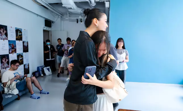 Amy在活動上有求必應，簽名、合照無一遺漏。