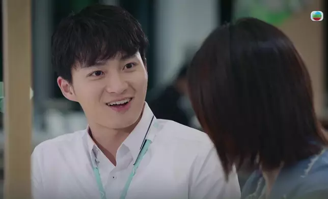 嘉洛仔呢個瞬間失落後扮開心嘅表情，睇得出好勉強，好戲呀。