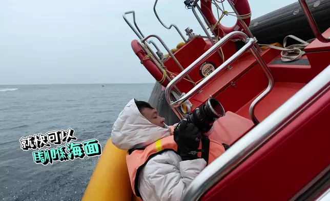高速掟彎時攝影師背部貼近水面。