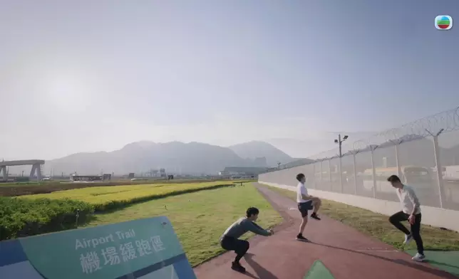 留意留意，嘉洛仔呢個熱身動作，隻腳要踢到咁高唔係咁易架。