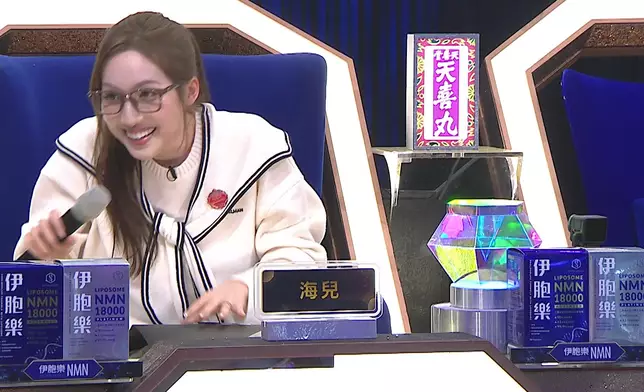 海兒示範海豚音，唱完後尷尬又怕醜。