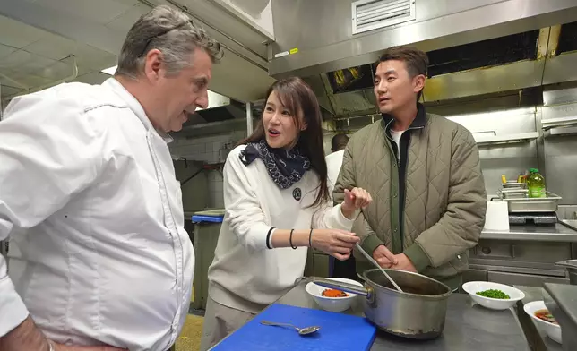 黃翠如落廚，一味得個笑字。