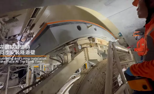 隨著兩條隧道全面貫通，東涌西段的隧道建造工程已順利完成。項目隨即進入下一階段，開始鋪設路軌及其他軌旁機電設施。港鐵FB影片截圖