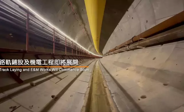 隨著兩條隧道全面貫通，東涌西段的隧道建造工程已順利完成。項目隨即進入下一階段，開始鋪設路軌及其他軌旁機電設施。港鐵FB影片截圖