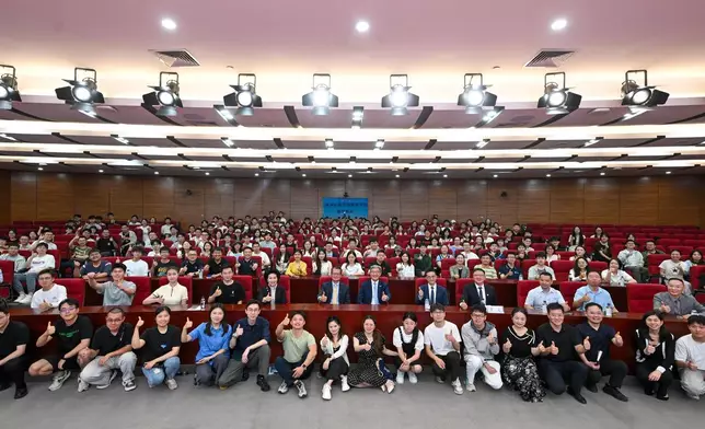 陳茂波（第二排左六）於西北工業大學的座談會上與大學師生和其他嘉賓合照。