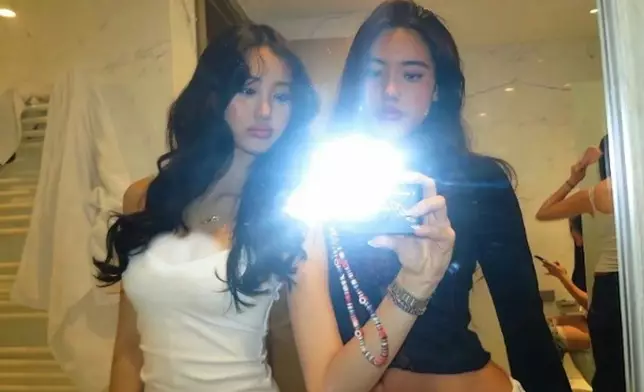 細女Cayla今年3月晒自拍，背景拍到女性如廁，鍾麗緹當時稱是「同學」。