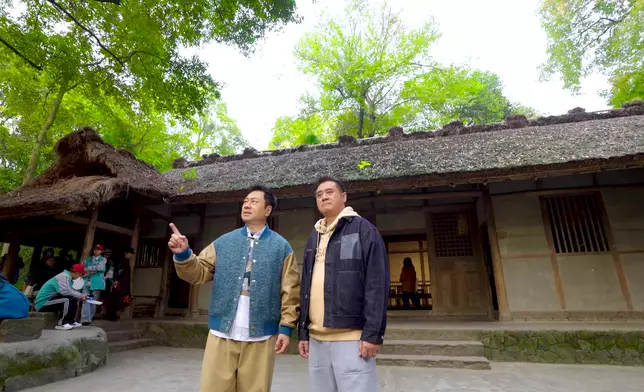 兩人於杜甫草堂詩癮大發。