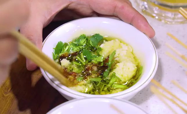 成都的火鍋調味料分「乾碟」和「濕碟」。