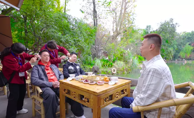 兩位主持享受採耳，祥哥自爆與太太的恩愛日常。
