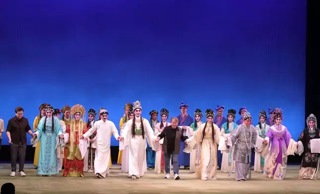 梁非同擔任班主的「非同劇團」順利演出三場《夢說紅樓》，在觀眾掌聲下謝幕。