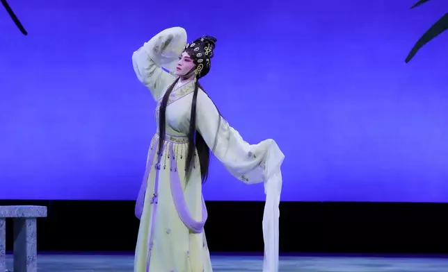 梁非同做手身段非常優美，被讚是花旦中「非一般林黛玉」。