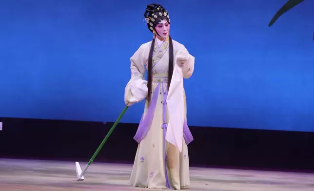 梁非同做手身段非常優美，被讚是花旦中「非一般林黛玉」。
