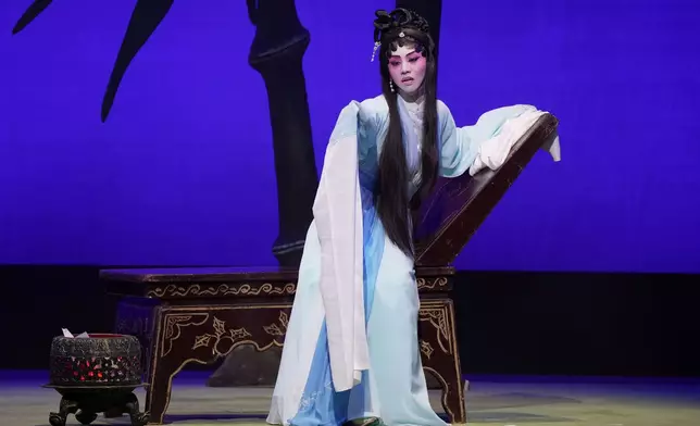 梁非同演出《葬花》一幕，將林黛玉為情哀愁怨憤演繹層次鮮明，唱功亦讓觀眾讚賞。
