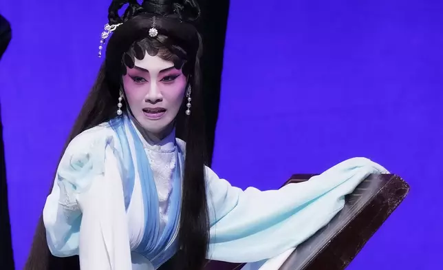 梁非同演出《葬花》一幕，將林黛玉為情哀愁怨憤演繹層次鮮明，唱功亦讓觀眾讚賞。