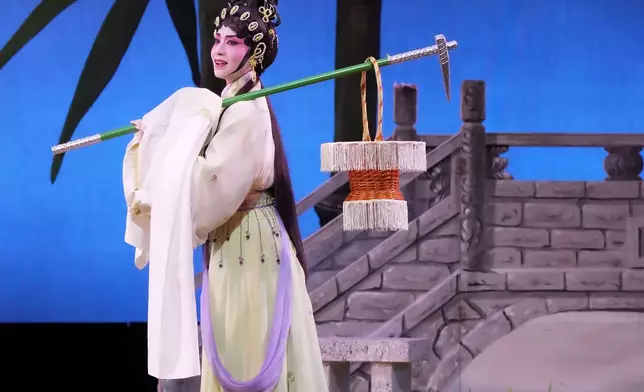 梁非同演出《葬花》一幕，將林黛玉為情哀愁怨憤演繹層次鮮明，唱功亦讓觀眾讚賞。