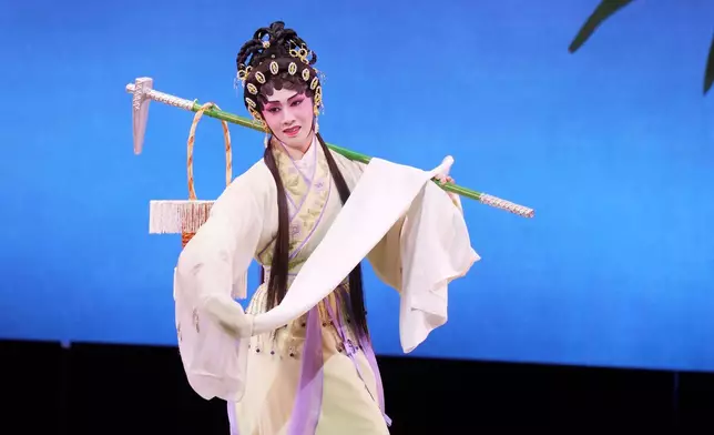 梁非同演出《葬花》一幕，將林黛玉為情哀愁怨憤演繹層次鮮明，唱功亦讓觀眾讚賞。