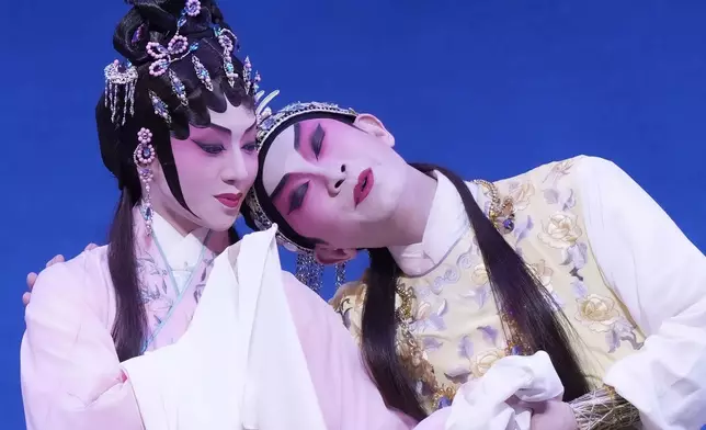 第三晚的賈寶玉梁振文與梁非同合作，外型上好匹配。