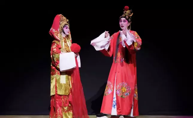飾演薛寶釵的曉瑜與王志良演出。