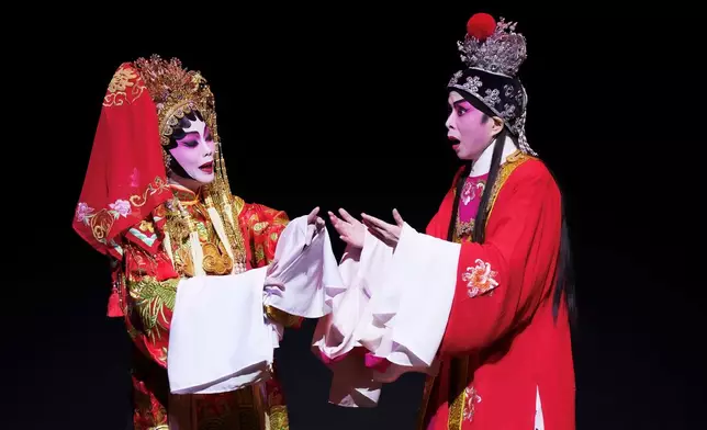 文華發現新娘不是林黛玉而是飾演薛寶釵的曉瑜，表現驚訝。