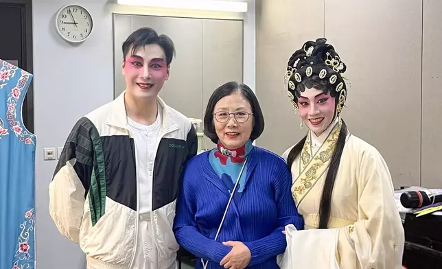 汪阿姐支持王志良及梁非同，專程欣賞《夢說紅樓》。