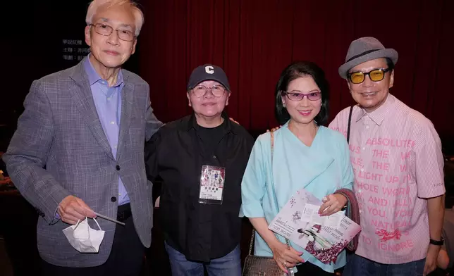 何文匯教授（左一）與賈思樂（右一）及陳復生（右二）一齊嚟捧施姐場。