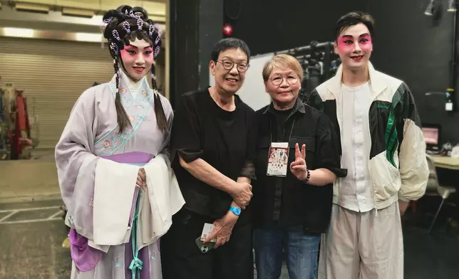 著名導演許鞍華（左二）與彭美施（右二）到後台為梁非同及王志良打氣。