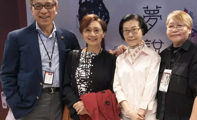 楊偉誠與太太張德蘭及江雪鷺均到場欣賞施姐策劃之《夢說紅樓》。