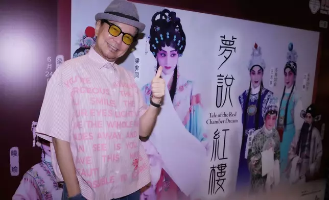 賈思樂開心睇大戲。