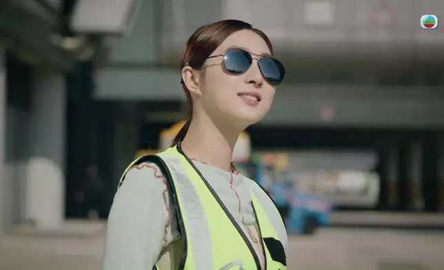 鍾柔美呢個黑超Look型架喎。