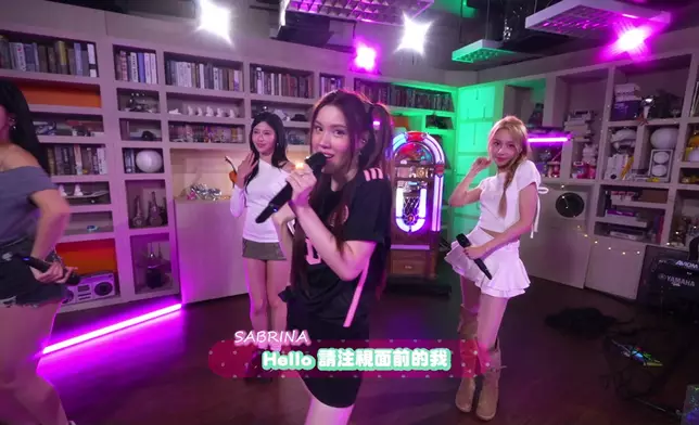 魔音女團唱跳《Candy Ball》大晒甜美風格。