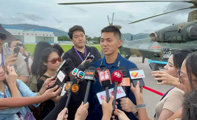 駐香港部隊空軍中尉張世杰。巴士的報記者攝