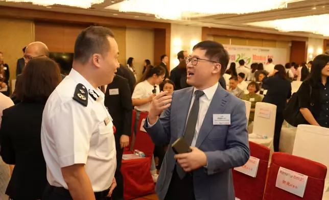 警務處國家安全處處長江學禮與政制及內地事務局副局長胡健民交流。